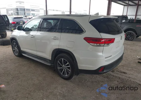 2019 Toyota Highlander Xle z USA, uszkodzony, nr VIN 5TDKZRFH0KS566014